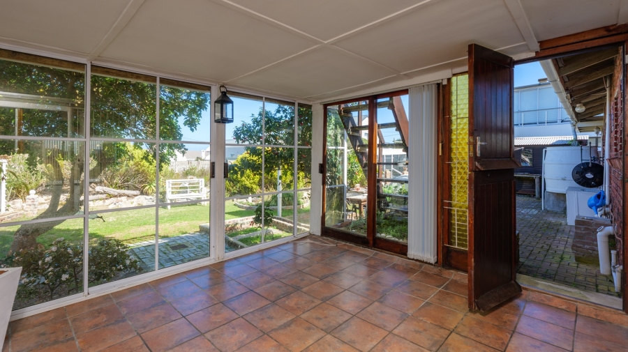 To Let 3 Bedroom Property for Rent in Struisbaai Western Cape